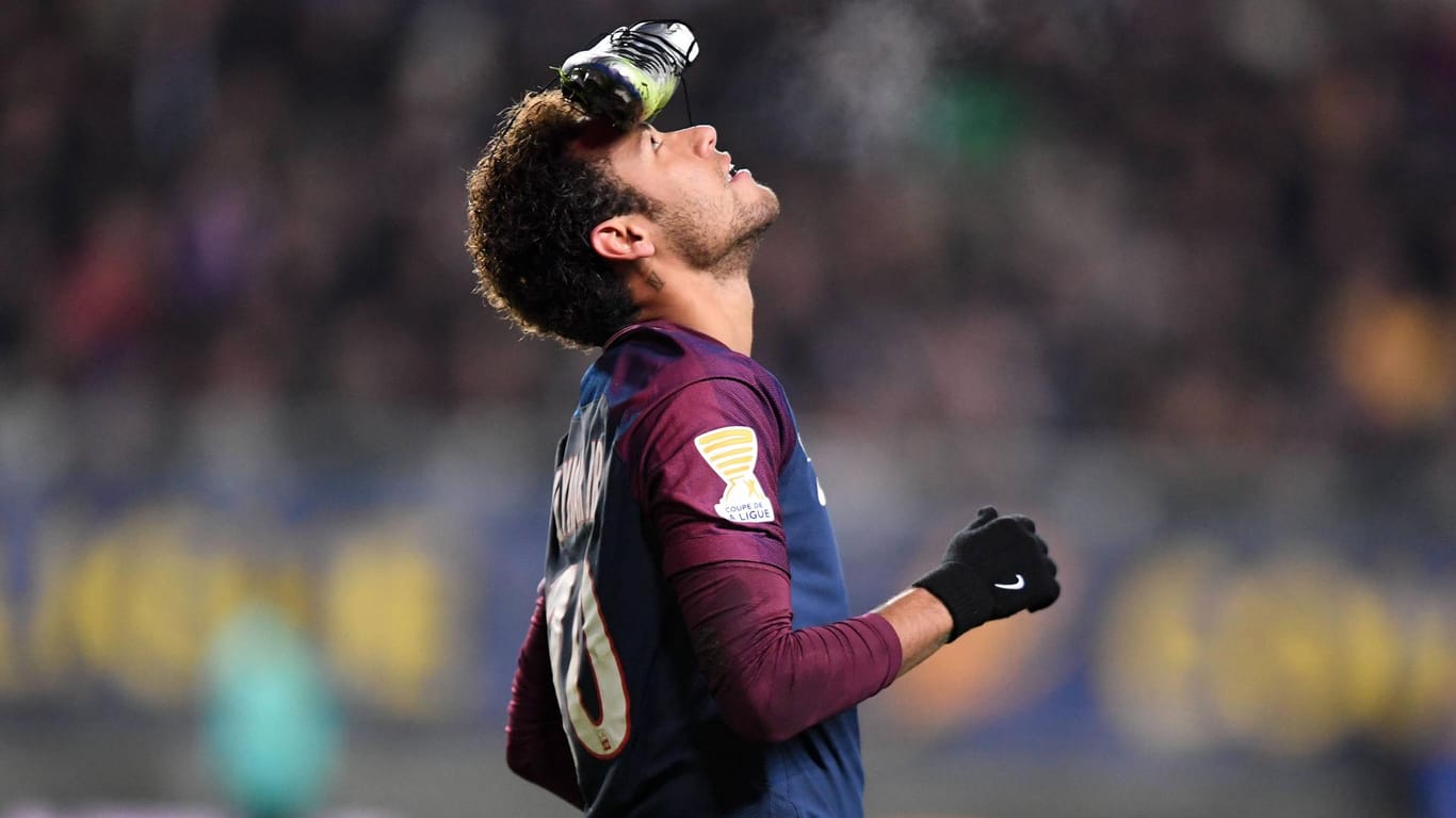 Balanceakt: Neymar jubelt nach seinem Treffer in Amiens mit Schuh auf dem Kopf.
