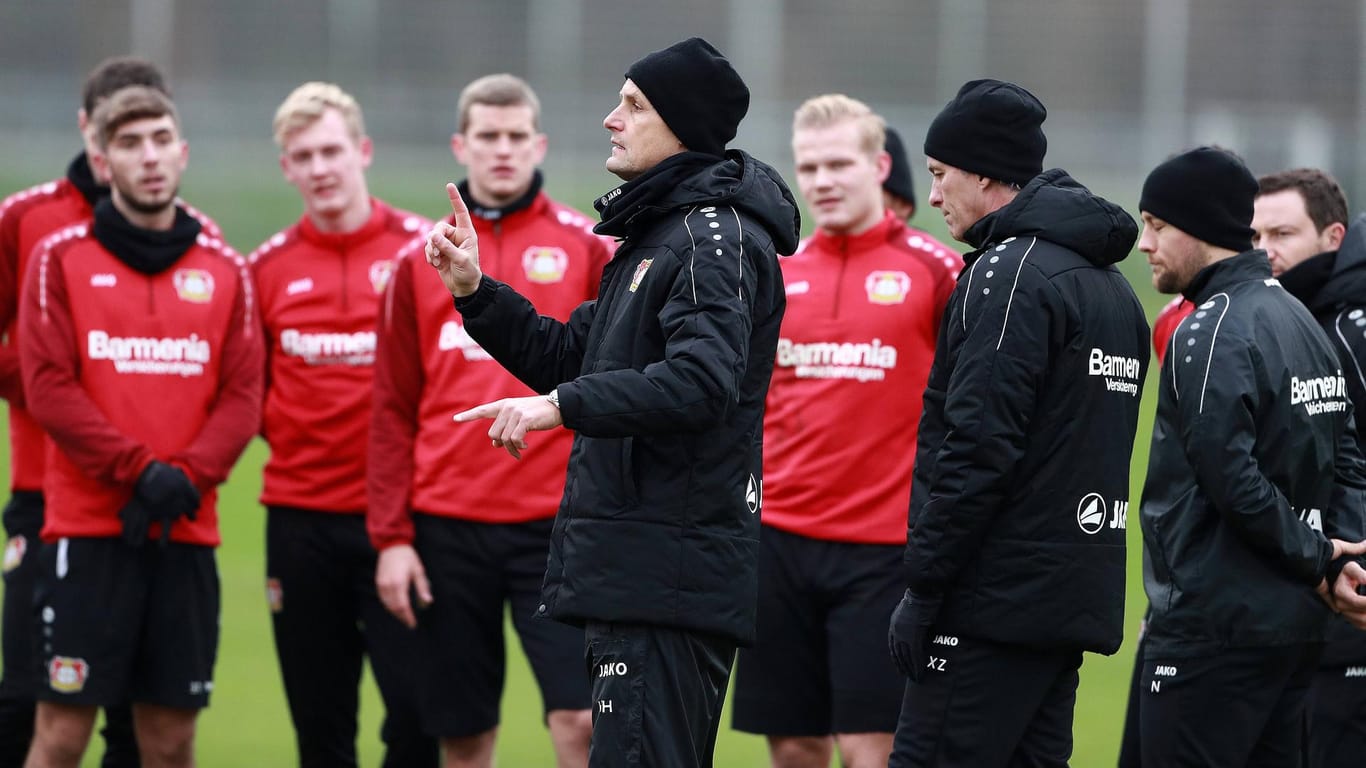 Heiko Herrlich (m.) und Bayer Leverkusen im Training: Die Werkself geht selbstbewusst ins Duell mit den Bayern.