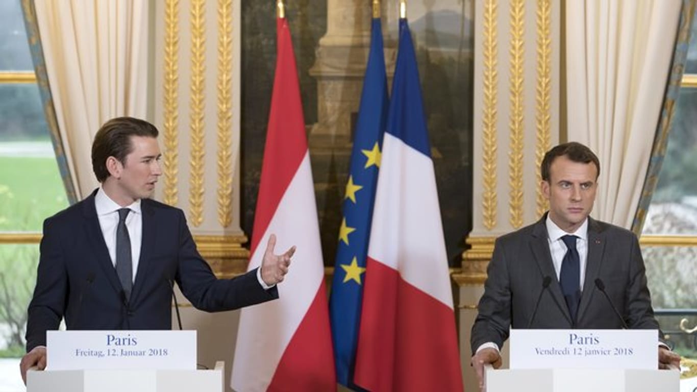 Österreichs Bundeskanzler Sebastian Kurz und der französische Präsident Emmanuel Macron nehmen im Elyseepalast an einer gemeinsamen Pressekonferenz teil.