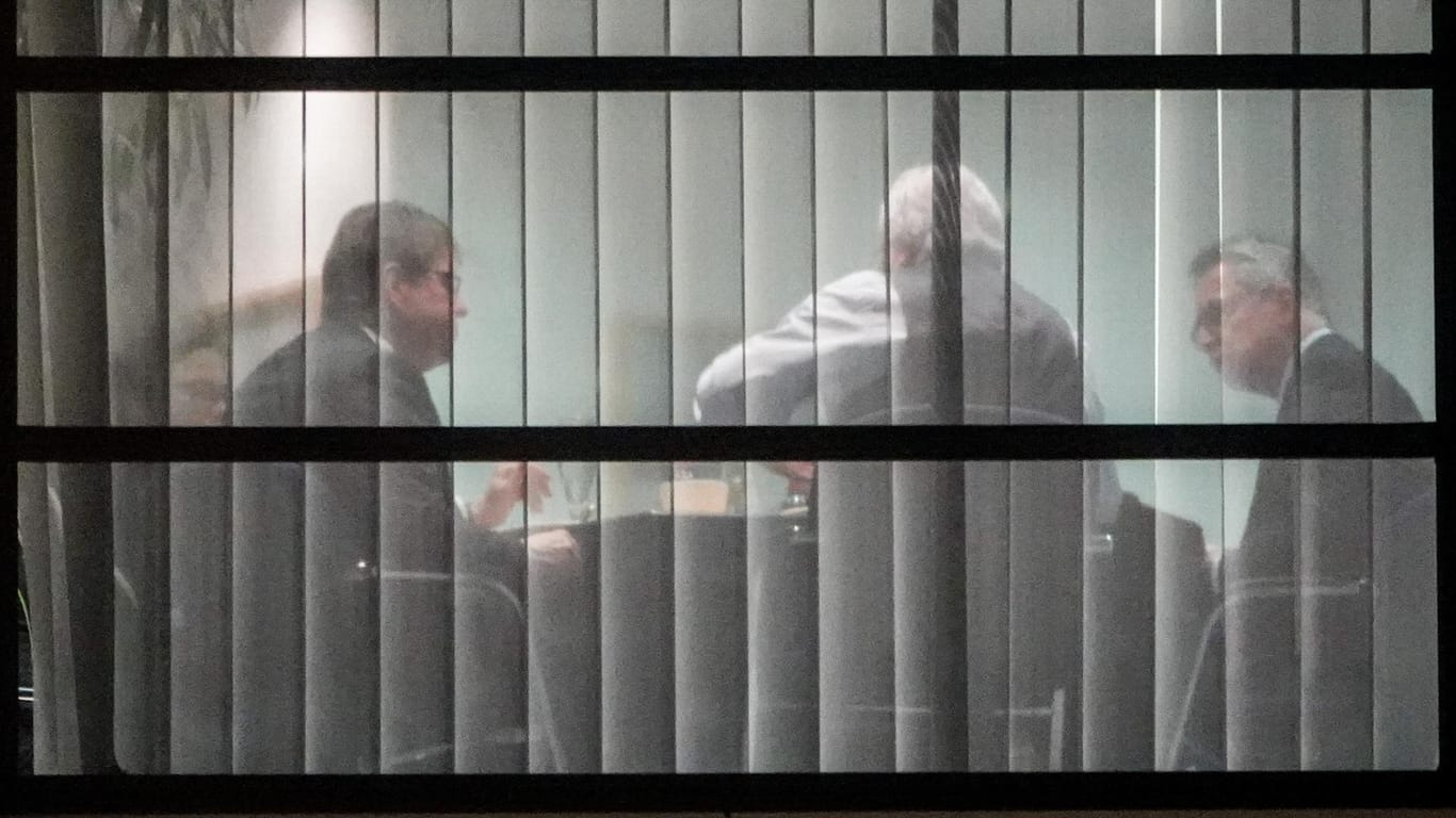 Bis zum Morgengrauen: SPD-Vize Ralf Stegner, Hessens Ministerpräsident Volker Bouffier (CDU) und Bundesinnenminister Thomas de Maiziere (CDU) verhandeln in der Nacht im Willy-Brandt-Haus.