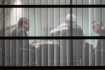 Bis zum Morgengrauen: SPD-Vize Ralf Stegner, Hessens Ministerpräsident Volker Bouffier (CDU) und Bundesinnenminister Thomas de Maiziere (CDU) verhandeln in der Nacht im Willy-Brandt-Haus.