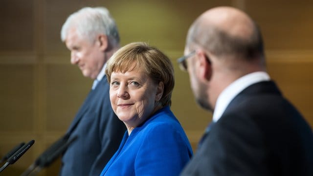 Horst Seehofer (l-r), Angela Merkel und Martin Schulz präsentieren die Ergebnisse der Sondierungen. Horst Seehofer (l-r), Angela Merkel und Martin Schulz präsentieren die Ergebnisse der Sondierungen.