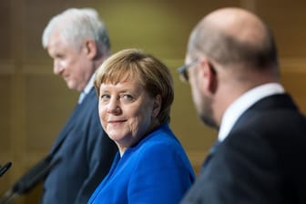 Horst Seehofer (l-r), Angela Merkel und Martin Schulz präsentieren die Ergebnisse der Sondierungen.