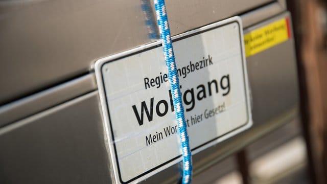Die Szene der sogenannten Reichsbürger in Deutschland wird immer größer. Die Szene der sogenannten Reichsbürger in Deutschland wird immer größer.