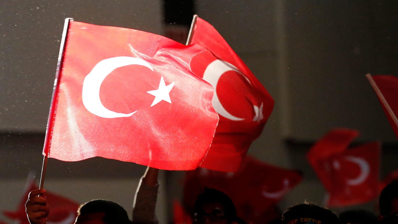Eineinhalb Jahre nach dem Putsch: Die Türkei stellt einige Hundert entlassene Beamte wieder ein.