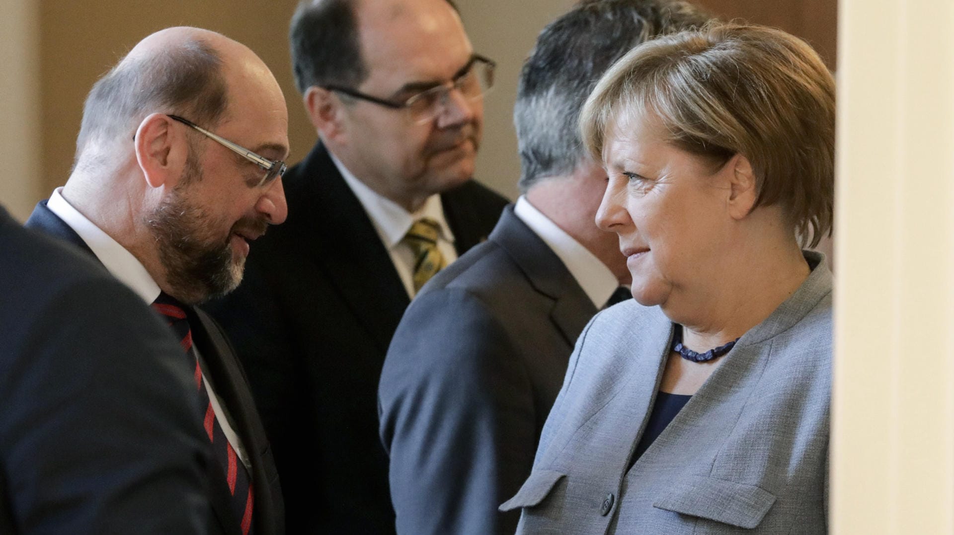 SPD-Chef Schulz, Kanzlerin Merkel: "Eine stabile und handlungsfähige Regierung bilden."