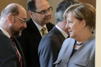 SPD-Chef Schulz, Kanzlerin Merkel: "Eine stabile und handlungsfähige Regierung bilden."