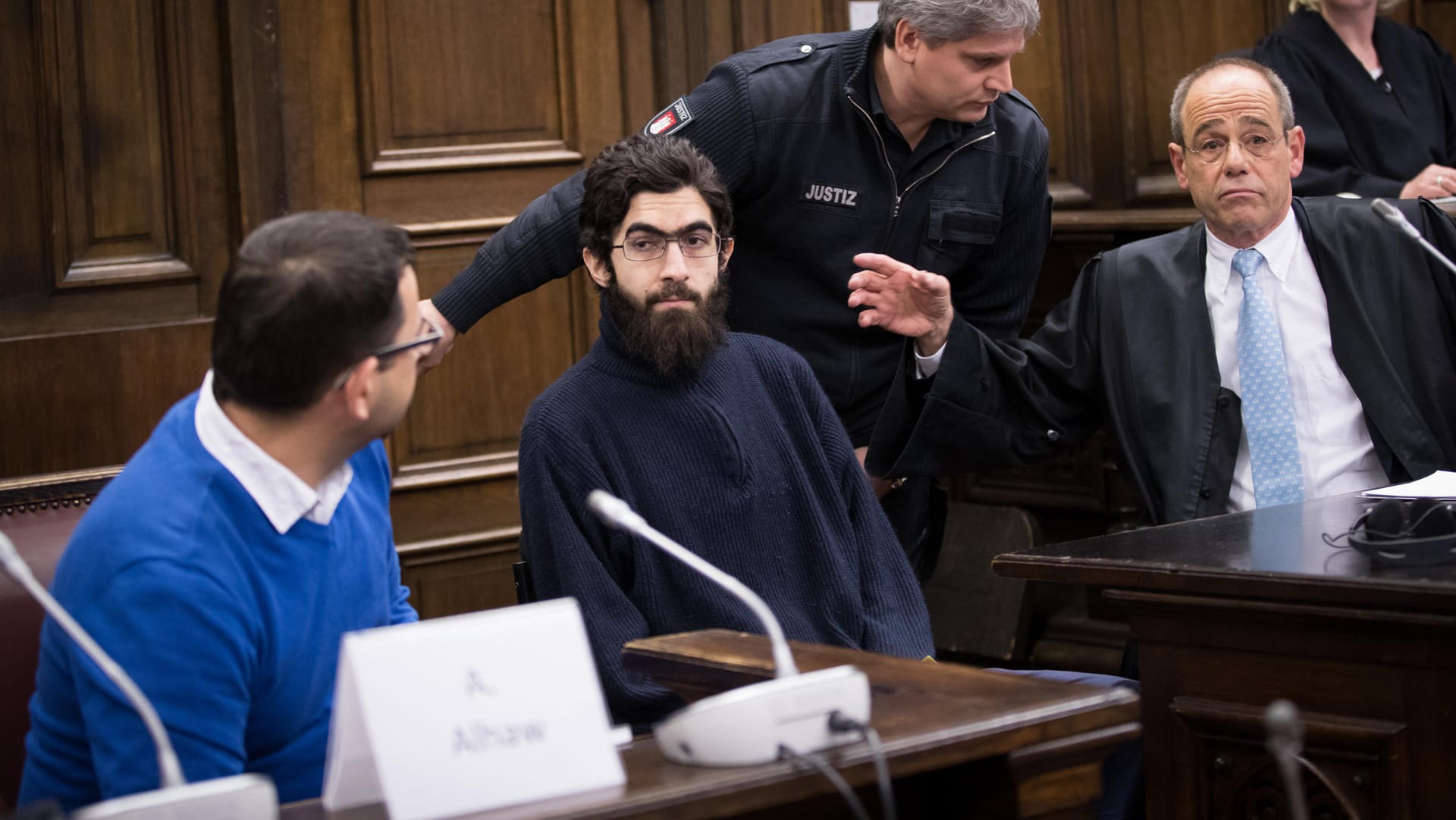 Der Angeklagte Ahmad A. im Gerichtssaal: Er bekennt sich in allen Anklagepunkten schuldig. Der Angeklagte Ahmad A. im Gerichtssaal: Er bekennt sich in allen Anklagepunkten schuldig.