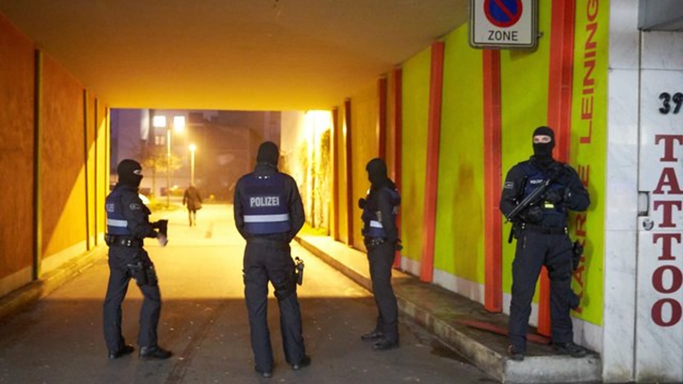 Vermummte Beamte der Bereitschaftspolizei und des Spezialeinsatzkommandos in der Innenstadt von Neuwied.