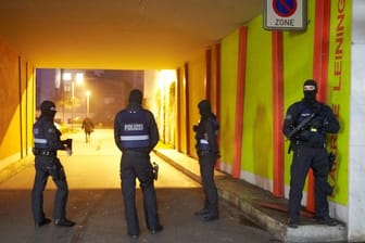 Vermummte Beamte der Bereitschaftspolizei und des Spezialeinsatzkommandos in der Innenstadt von Neuwied.