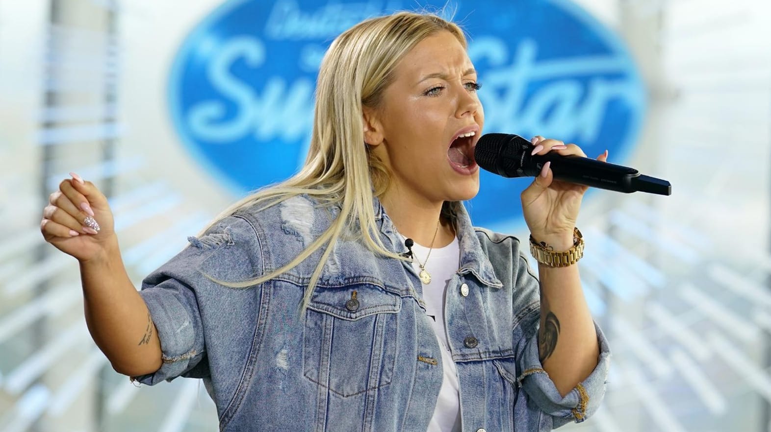 Lyna Wichmann versucht die DSDS-Jury mit "I Wanna Dance With Somebody" von Whitney Houston zu überzeugen.