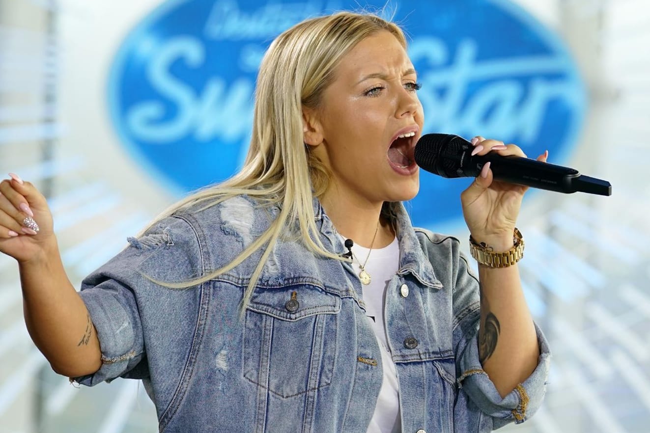 Lyna Wichmann versucht die DSDS-Jury mit "I Wanna Dance With Somebody" von Whitney Houston zu überzeugen.