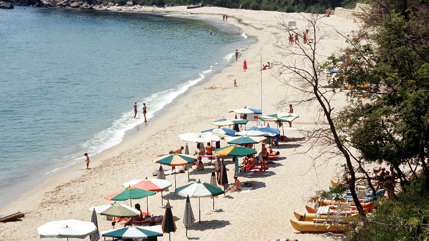 Strand von Druschba am Schwarzen Meer: In Bulgarien, Kroatien und Spanien können Deutsche besonders günstig ihren Urlaub verbringen.