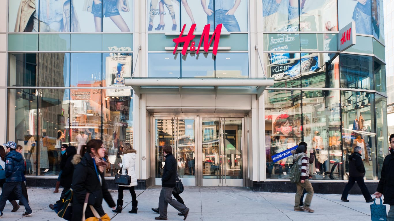 Modegeschäft-H&M: Eine H&M-Werbung hatte im Netz heftige Empörung ausgelöst.