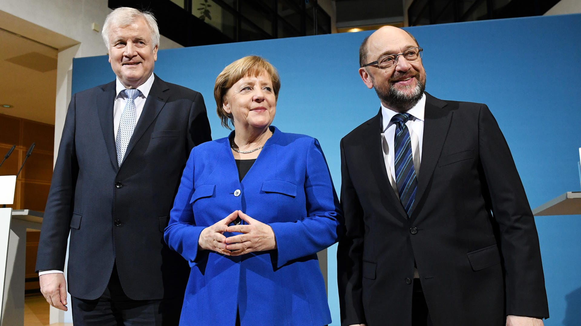 Durchweg zufriedene Gesichter bei Horst Seehofer, Angela Merkel und Martin Schulz: Nach einer Marathon-Verhandlungsnacht streben CDU, CSU und SPD eine Neuauflage der großen Koalition an.