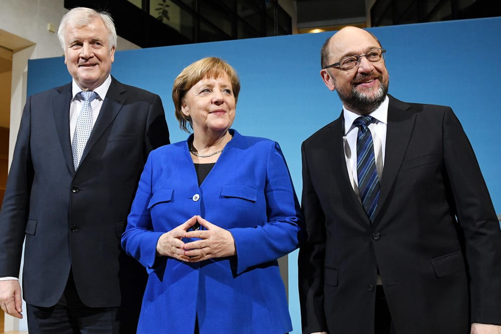Durchweg zufriedene Gesichter bei Horst Seehofer, Angela Merkel und Martin Schulz: Nach einer Marathon-Verhandlungsnacht streben CDU, CSU und SPD eine Neuauflage der großen Koalition an.