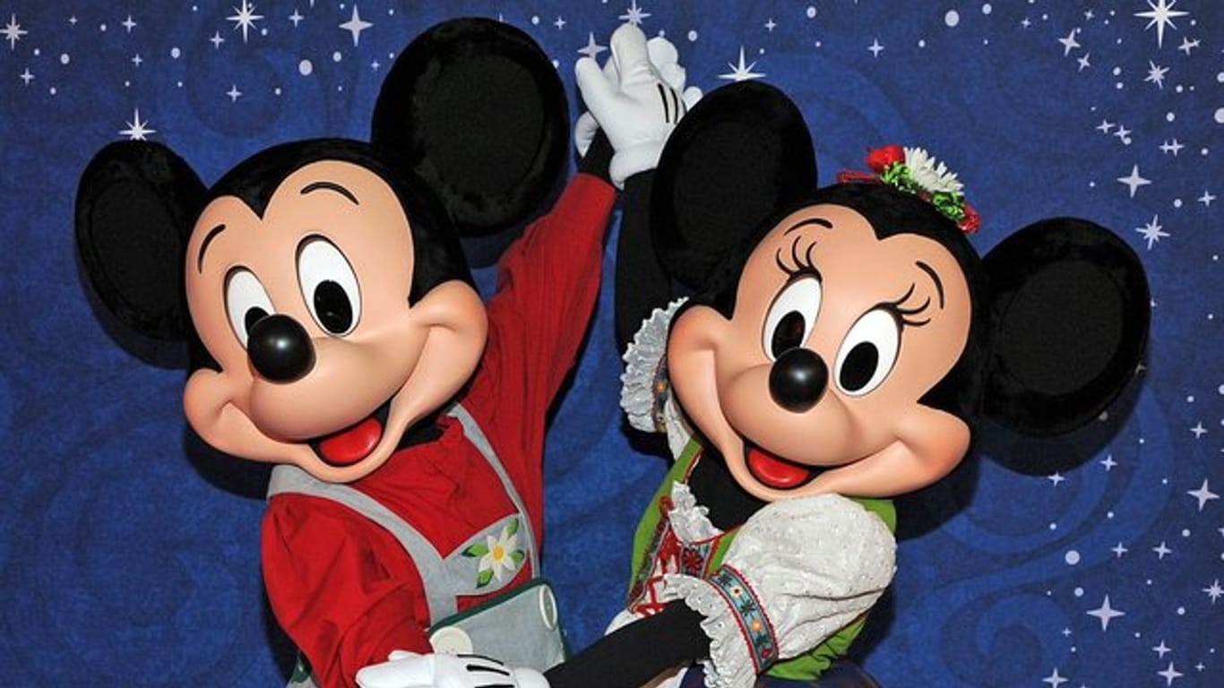 Die Disney-Figuren Mickey Mouse (l) und Minnie Mouse im neuen Disney Store in München.