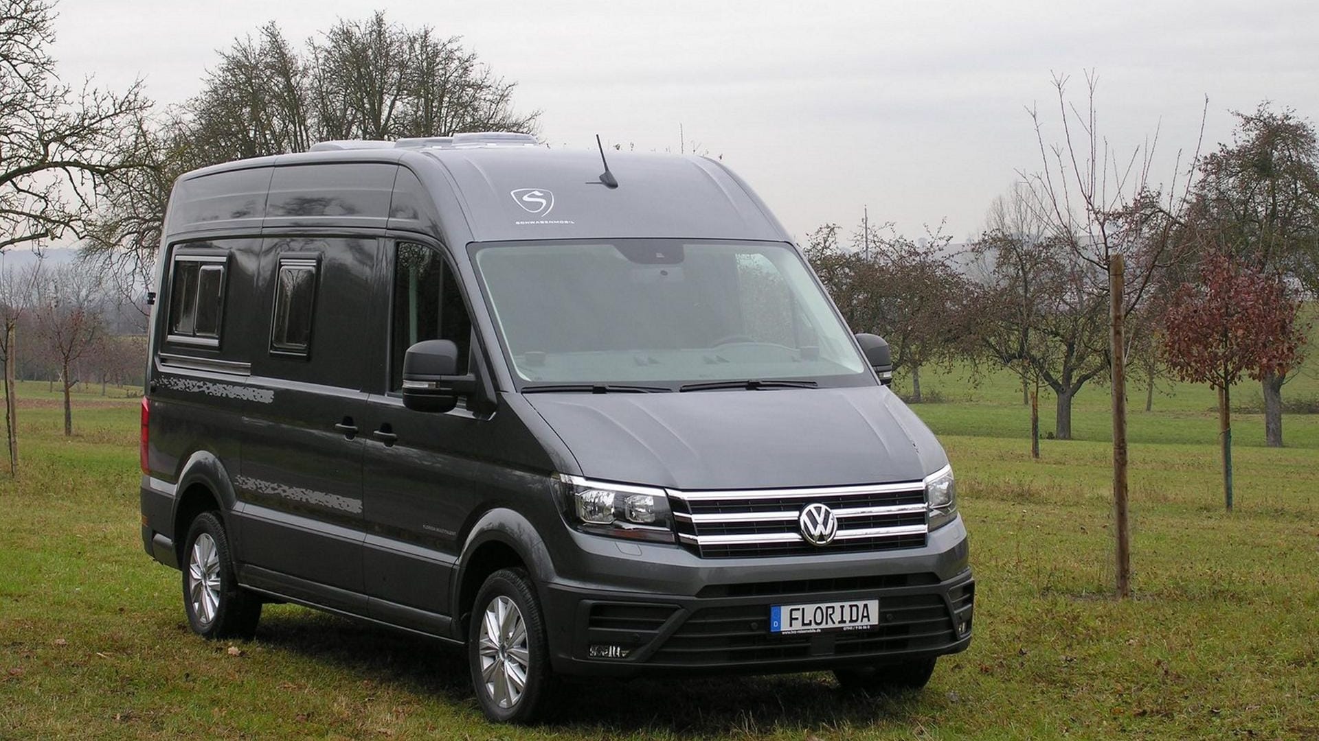 VW Crafter: Crafter-Spezialist HRZ Reisemobile zeigt den Florida Tango, der als erster Kastenwagen unter sechs Metern Gesamtlänge über Längsbetten und eine separate Essmöglichkeit verfügt.