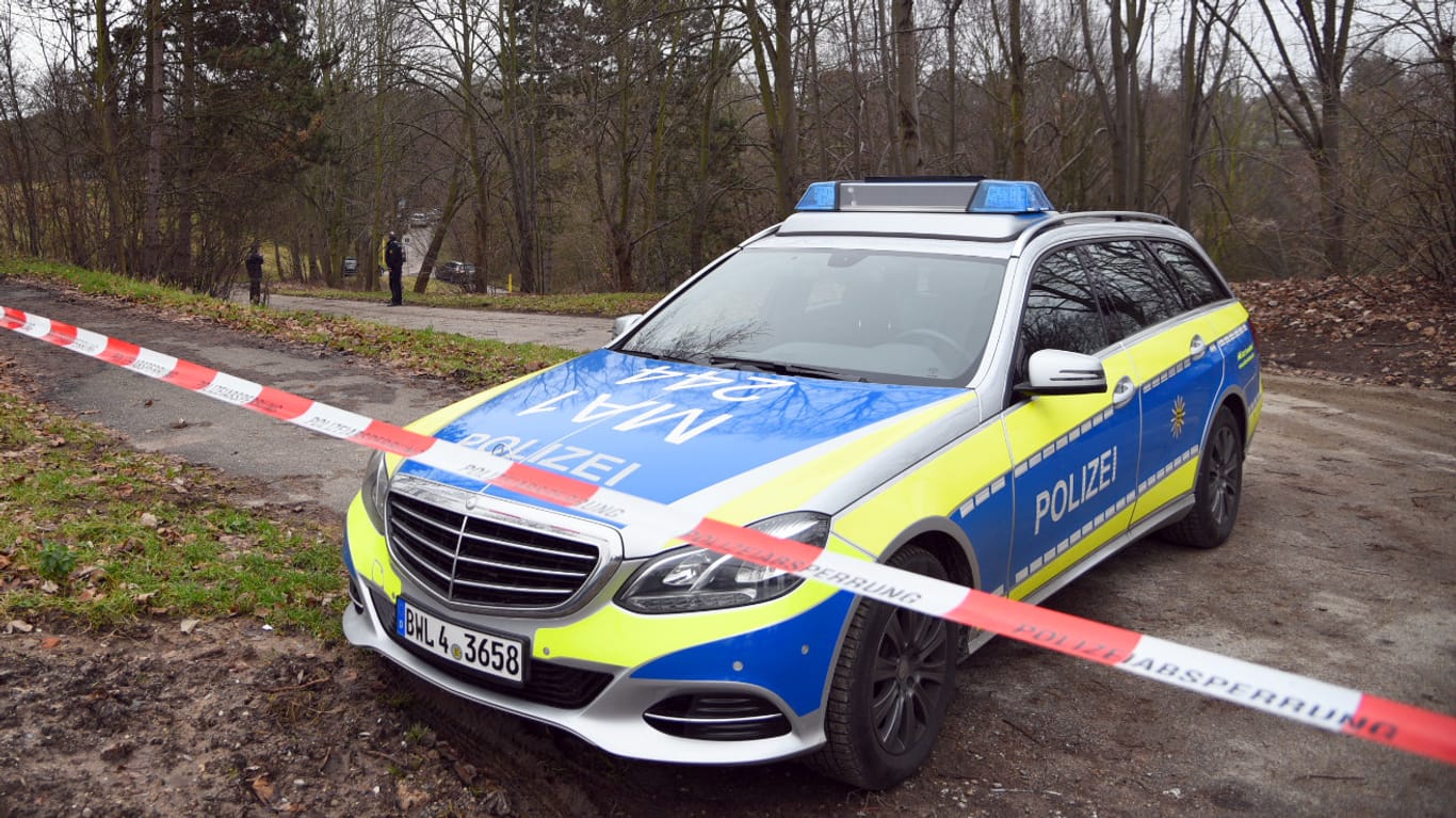 Die Polizei hat den Fundort der Babyleiche in der Nähe von Mannheim weiträumig abgesperrt und sucht nach Hinweisen.