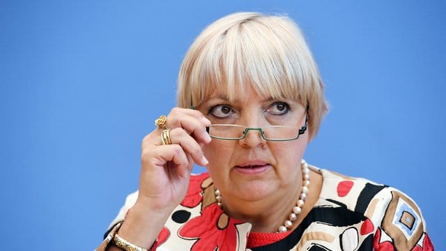 Aus Sicht von Grünen-Politikerin Claudia Roth sind einige Beschlüsse der Sondierer "unmenschlich und treten das Grundrecht auf Familie mit Füßen. Aus Sicht von Grünen-Politikerin Claudia Roth sind einige Beschlüsse der Sondierer "unmenschlich und treten das Grundrecht auf Familie mit Füßen.