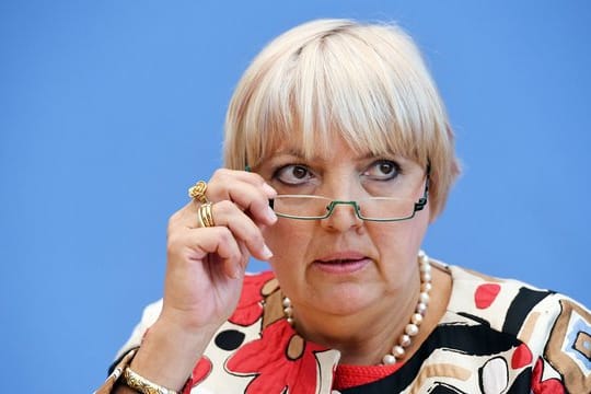 Aus Sicht von Grünen-Politikerin Claudia Roth sind einige Beschlüsse der Sondierer "unmenschlich und treten das Grundrecht auf Familie mit Füßen.