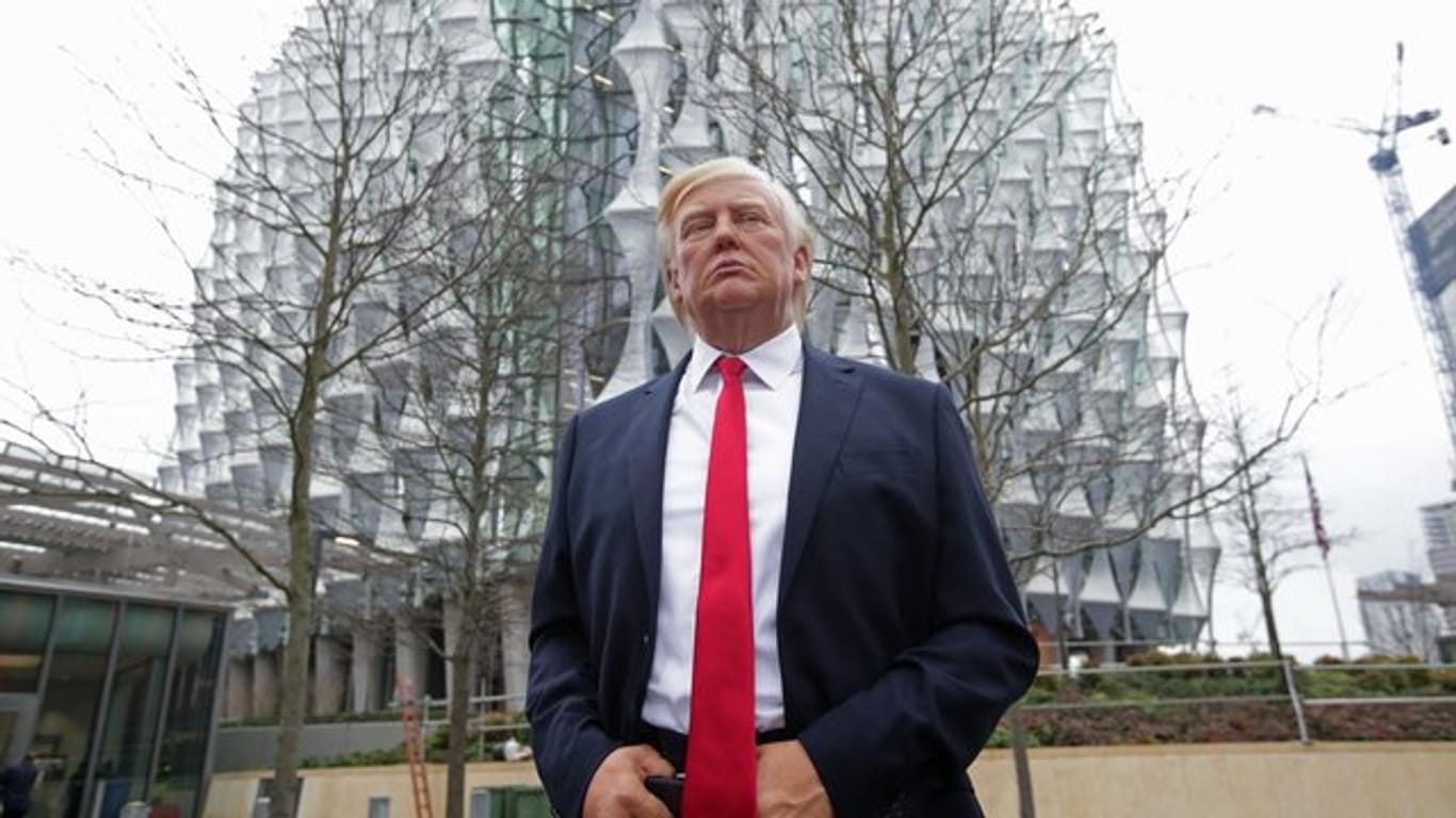 Die Wachsfigur von US-Präsident Donald Trump aus dem Wachsfigurenkabinett Madame Tussauds steht vor der neuen US-Botschaft in London.