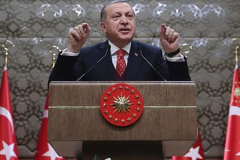 Der türkische Präsident Recep Tayyip Erdogan: Die Türkei hat als Reaktion auf die Einstufung als riskantes Reiseland durch das US-Außenministerium eine Reisewarnung für die USA erlassen.