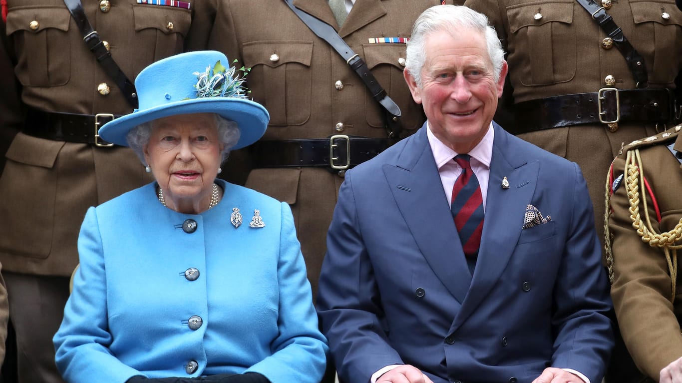 Die Queen und ihr ältester Sohn Prinz Charles: In 2018 haben sie beide etwas zu feiern.