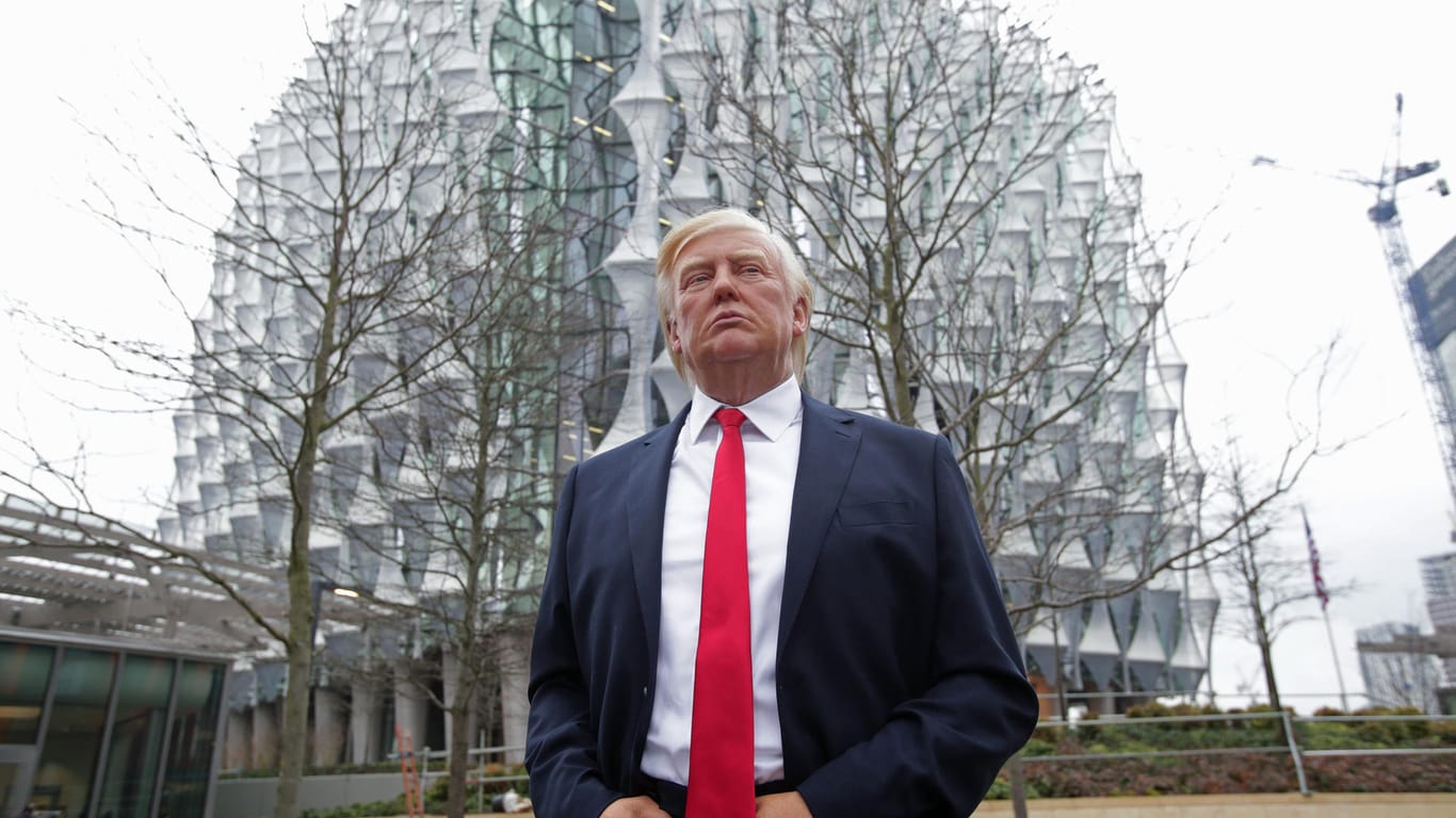 Wachsfigur von Donald Trump vor der neuen US-Botschaft: Trump hat die Reise nach Großbritannien abgesagt. Mitarbeiter des Londoner Wachsfiguren-Kabinetts Madame Tussauds sorgen dafür, dass er trotzdem vor Ort ist.