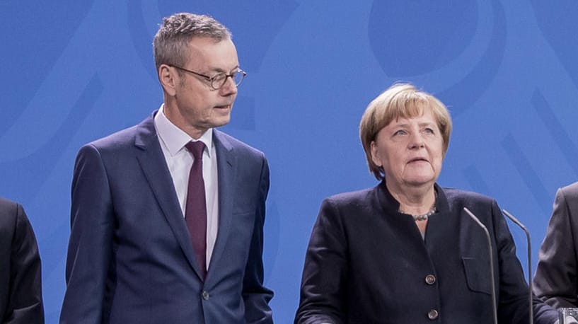 Peter Bofinger und Angela Merkel bei der Vorstellung des Jahresgutachtens der Wirtschaftsweisen: Der Ökonom lobt den Europa-Kurs der Sondierer von Union und SPD.