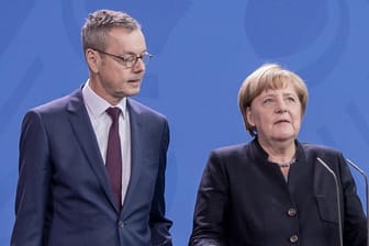 Peter Bofinger und Angela Merkel bei der Vorstellung des Jahresgutachtens der Wirtschaftsweisen: Der Ökonom lobt den Europa-Kurs der Sondierer von Union und SPD.