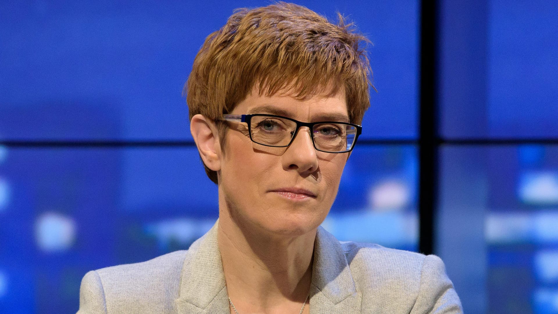 Die saarländische Ministerpräsidentin Annegret Kramp-Karrenbauer: Sie wurde am Donnerstagmorgen auf dem Weg zu den Sondierungsgesprächen bei einem Autounfall leicht verletzt. Die saarländische Ministerpräsidentin Annegret Kramp-Karrenbauer: Sie wurde am Donnerstagmorgen auf dem Weg zu den Sondierungsgesprächen bei einem Autounfall leicht verletzt.
