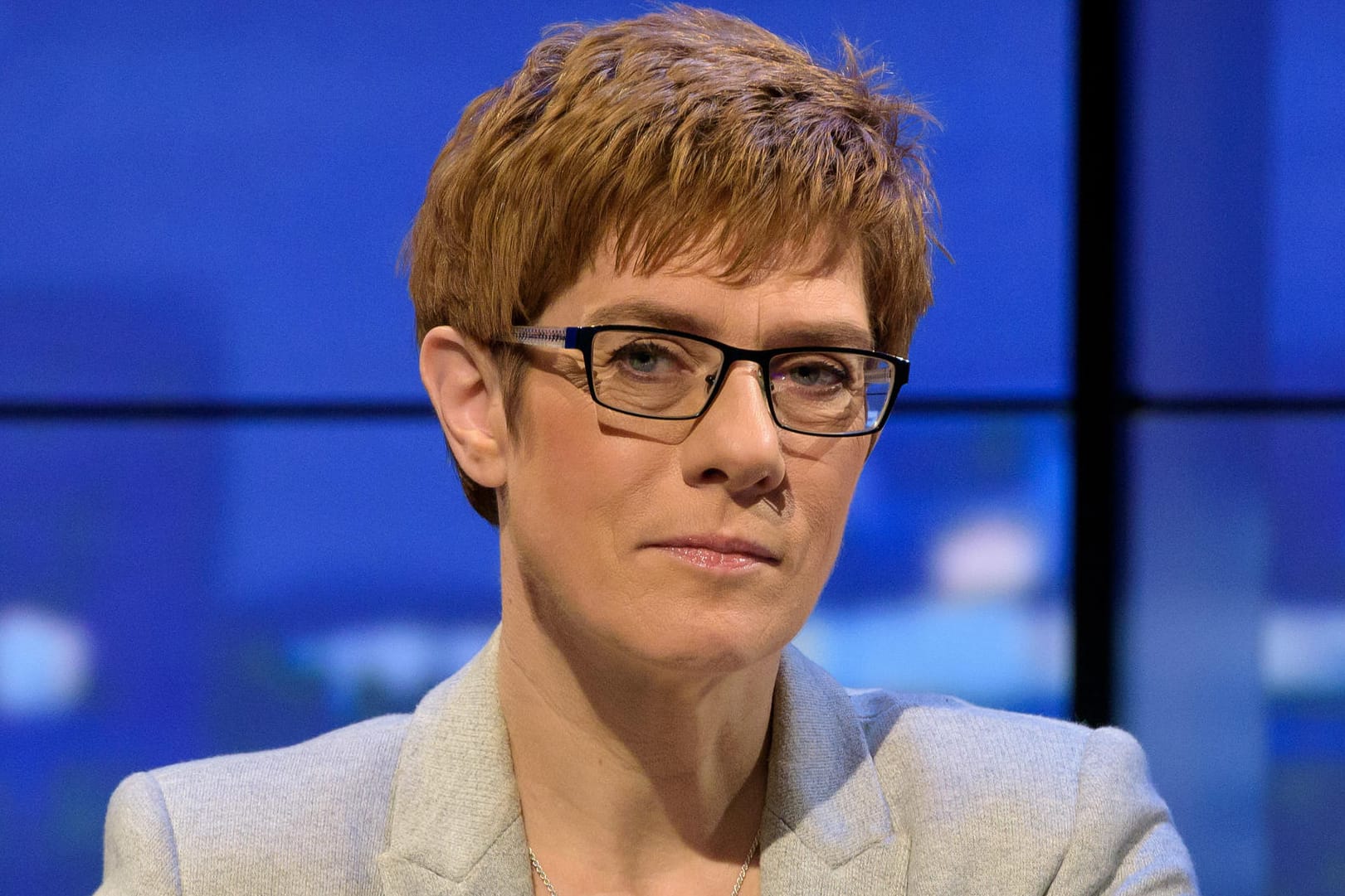 Die saarländische Ministerpräsidentin Annegret Kramp-Karrenbauer: Sie wurde am Donnerstagmorgen auf dem Weg zu den Sondierungsgesprächen bei einem Autounfall leicht verletzt.