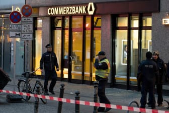 Räumung einer Bankfiliale in Berlin-Steglitz: Die Polizei untersucht eine verdächtige Versandtasche und findet explosionsfähiges Material.