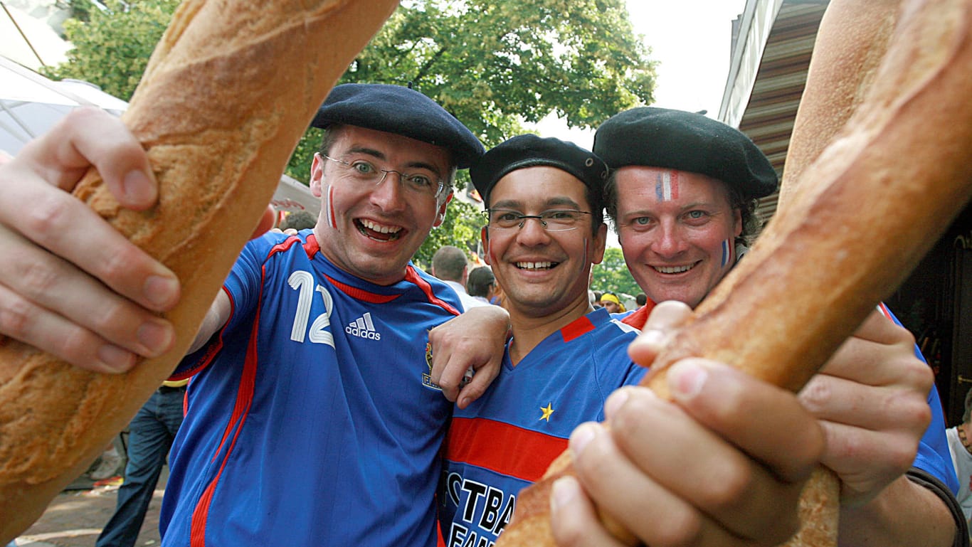 Französische Fußballfans posieren mit Baguettes bei der WM 2006: Das traditionelle Stangenweißbrot soll zum Kulturerbe der Menschheit ernannt werden.