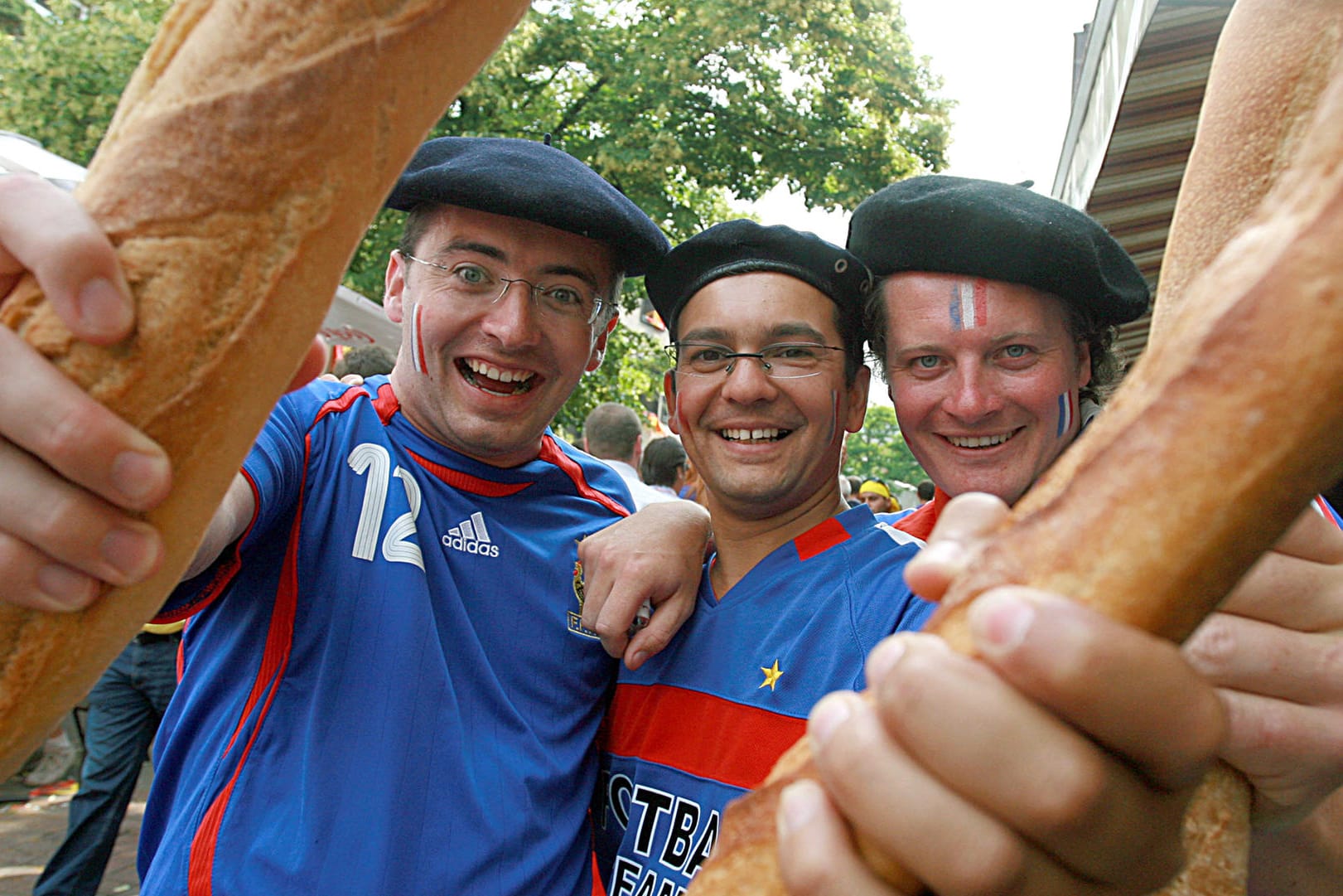 Französische Fußballfans posieren mit Baguettes bei der WM 2006: Das traditionelle Stangenweißbrot soll zum Kulturerbe der Menschheit ernannt werden.
