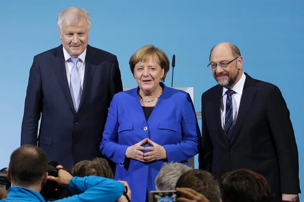 CSU-Chef Seehofer, Kanzlerin Merkel und SPD-Chef Schulz: Die Spitzen der Parteien verhandelten die ganze Nacht über die mögliche Bildung einer Großen Koalition.