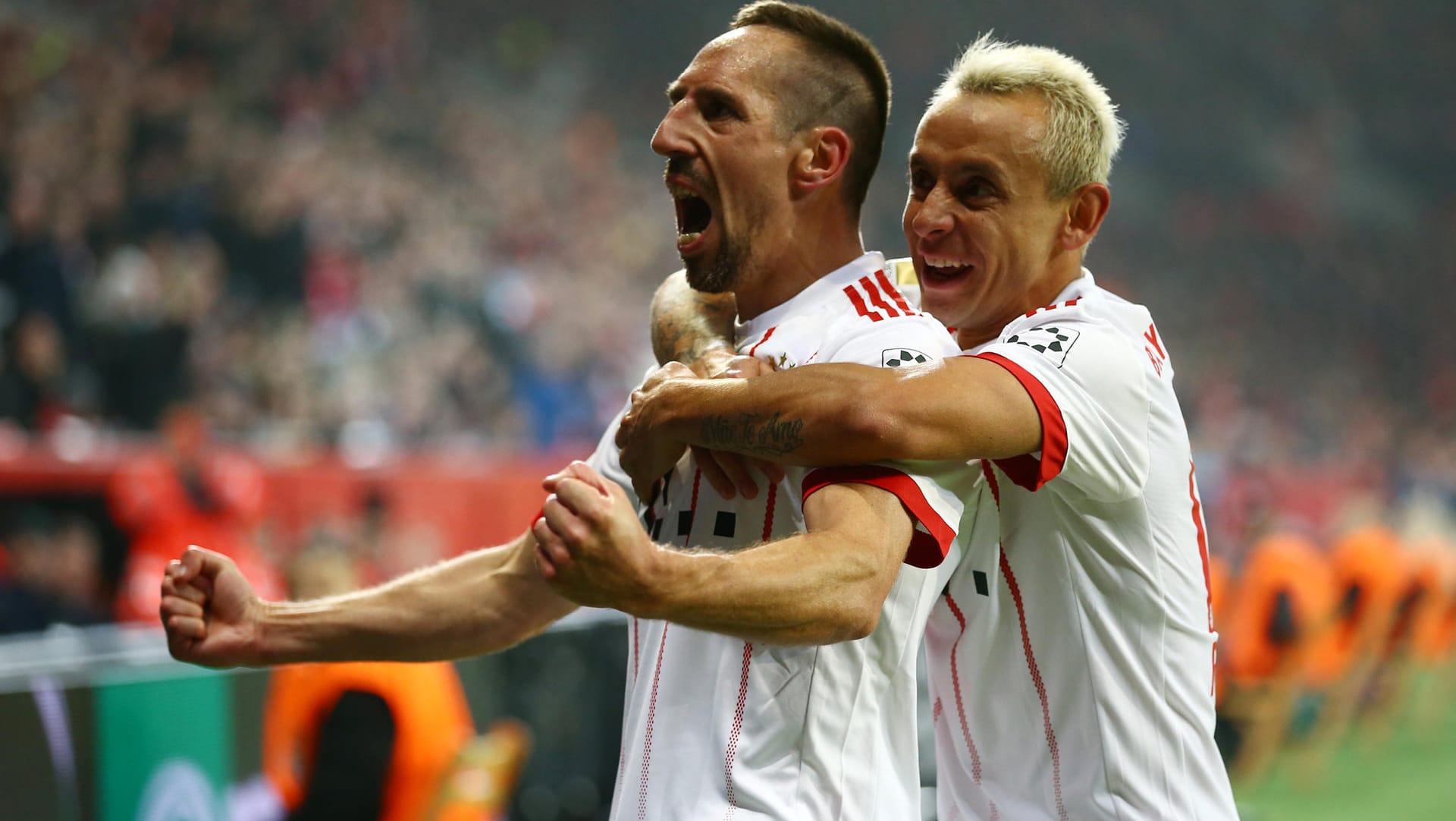Franck Ribéry (li.) jubelt mit Teamkollege Rafinha.