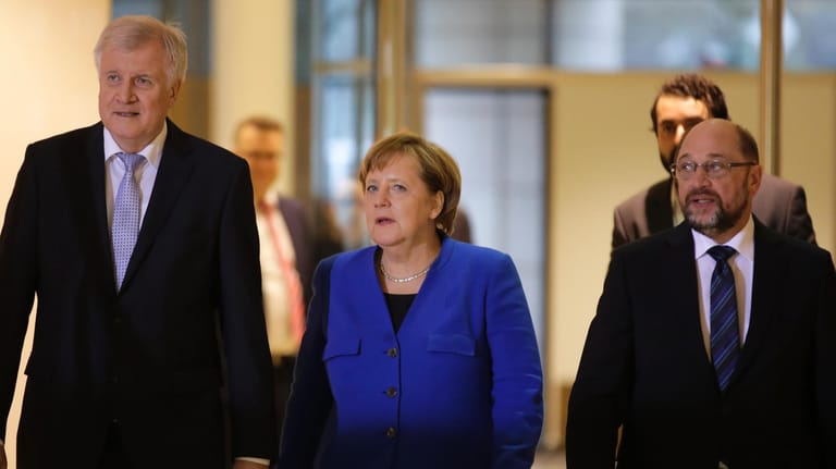 CSU-Chef Seehofer, Kanzlerin Merkel und SPD-Chef Schulz: Bevor sie wirklich miteinander regieren können, sind noch einige Hürden zu überwinden.