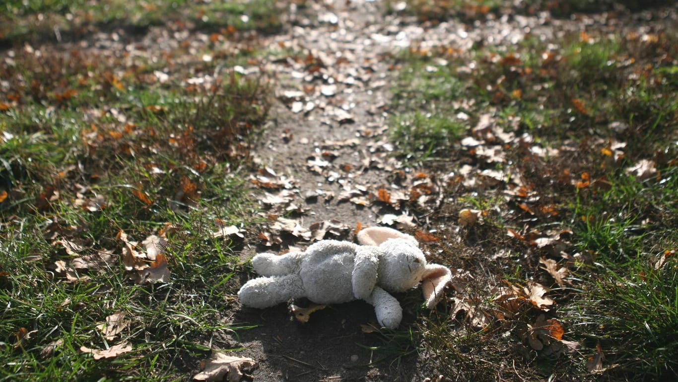 Ein verlorenes Kuscheltiert auf einem Spazierweg: Das Leid des missbrauchten Jungen im Breisgau schockiert selbst erfahrene Ermittler (Symbolbild).