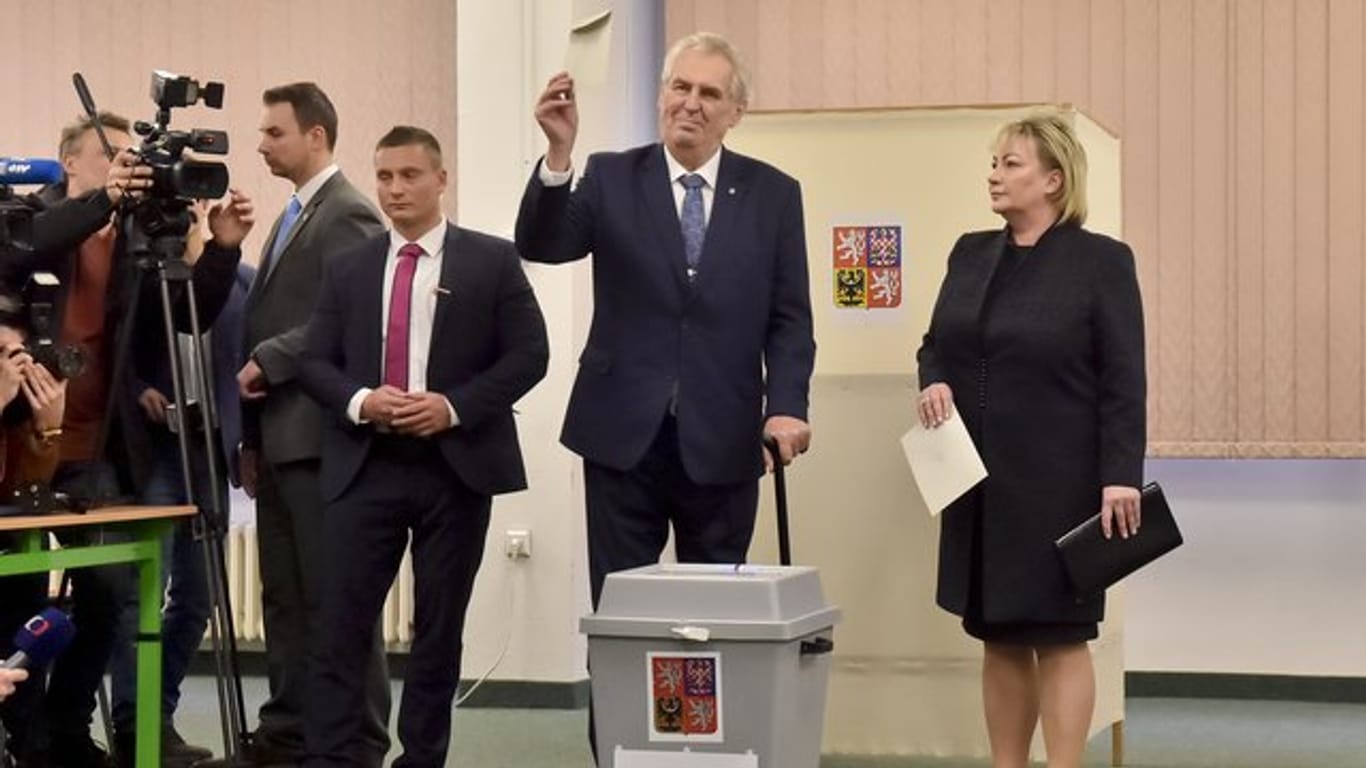 Der tschechische Präsident Milos Zeman gibt in einem Wahllokal in Prag seine Stimme ab.