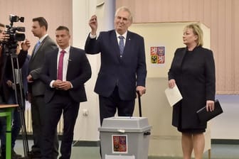 Der tschechische Präsident Milos Zeman gibt in einem Wahllokal in Prag seine Stimme ab.