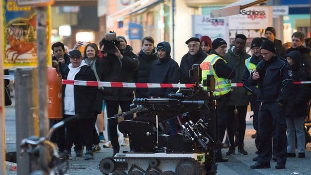 Ein Sprengstoffroboter vor der Bankfiliale in Berlin-Steglitz.