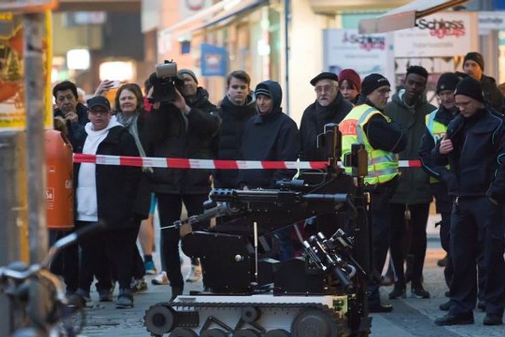 Ein Sprengstoffroboter vor der Bankfiliale in Berlin-Steglitz.
