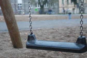 Ein Fall von Kindesmissbrauch erschüttert Deutschland: Im Breisgau soll eine Frau ihren eigenen Sohn für Sexspiele angeboten haben.