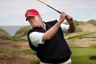 Donald Trump bei einer seiner Lieblingsbeschäftigungen – Golfspielen: Auf einem Golfplatz soll der heutige US-Präsident im Jahr 2006 einen Pornostar kennengelernt haben.