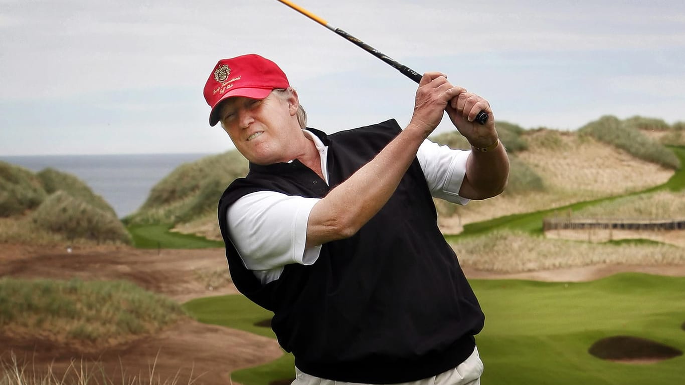Donald Trump bei einer seiner Lieblingsbeschäftigungen – Golfspielen: Auf einem Golfplatz soll der heutige US-Präsident im Jahr 2006 einen Pornostar kennengelernt haben.