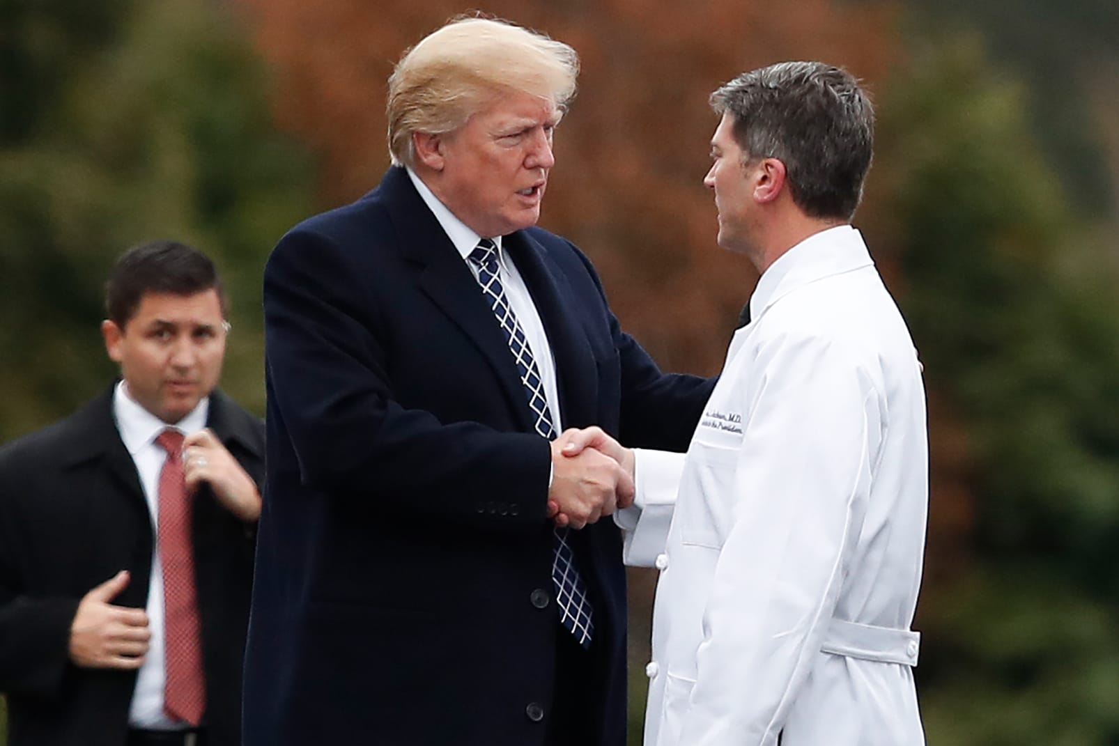 Donald Trump (l.) mit seinem Leibarzt Ronny Jackson am Freitag: Psychiater und demokratische Abgeordnete hatten gefordert, auch die geistige Gesundheit des US-Präsidenten zu prüfen.