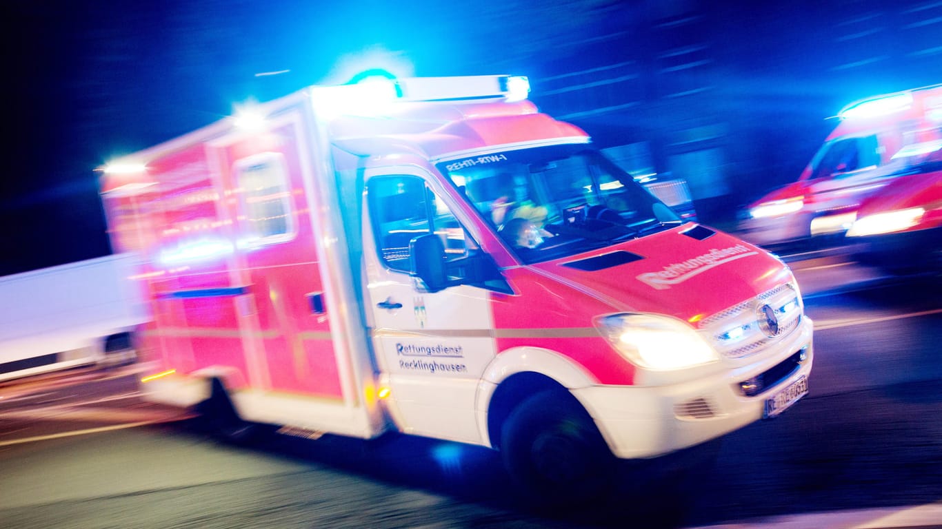 Rettungswagen im Einsatz: In Wiesbaden ist eine Vierjährige in einem Spaßbad ertrunken. (Archivbild)