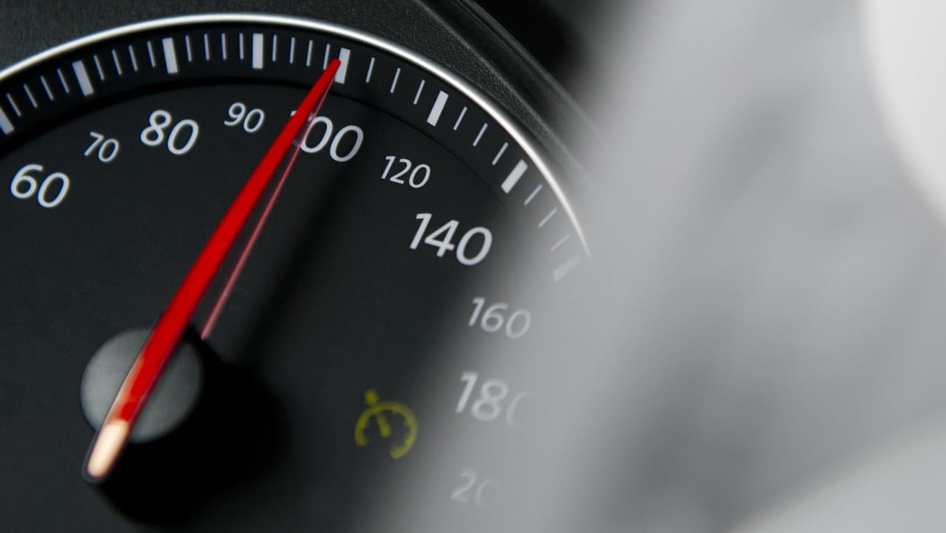 Bisher gilt auf Landstraßen 100 km/h: Experten debattieren über eine Absenkung der Höchstgeschwindigkeit.